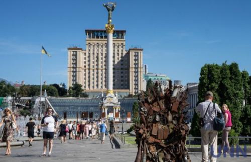 В центре Киева появился Железный трон