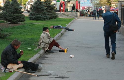 Нашествие бездомных в Киеве: бродяги устраивают лежбища в скверах и пьянки в центре