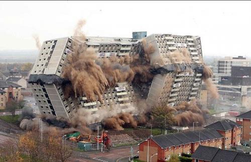 Почему снос здания взрывом стоит доверять только лучшим в своем деле