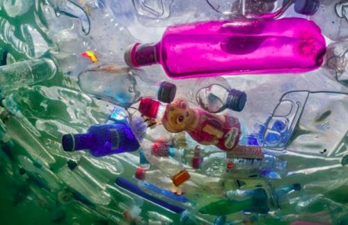 На дне мирового океана находится не менее 14 млн тонн пластика – ученые