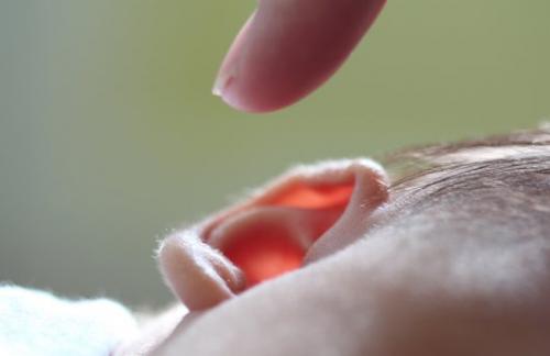 Как не пропустить проблемы со слухом у ребенка