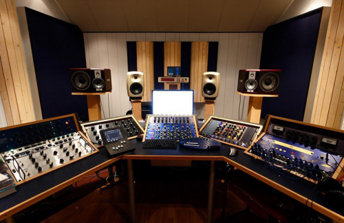 Зачем нужны мониторные системы в студии звукозаписи?